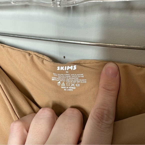 Skims Fits Everybody Bandeau Bra in Clay - Picture 4 of 5